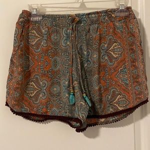 Women’s shorts with Pom Pom detail